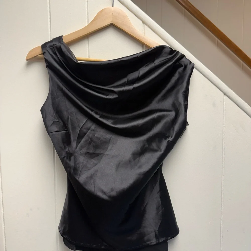 Lulu's High-Class Essence Black Satin Pearl Backless Sleeveless Top Size Large - Picture 3 of 5